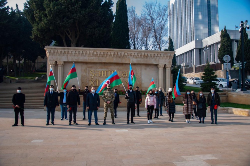 Nərimanov rayon gəncləri şəhidlərin məzarını ziyarət etdi - FOTOLAR